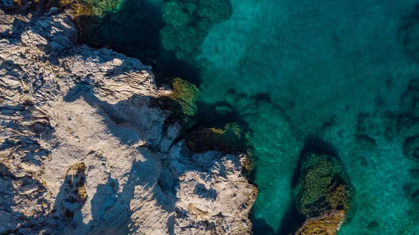 Turkusowa woda i Rocky Shore na greckiej wyspie, antena góra dół — Zdjęcie stockowe