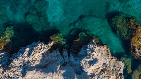 Letecký pohled přes modré vody a skalnaté pláže na řeckém ostrově — Stock fotografie