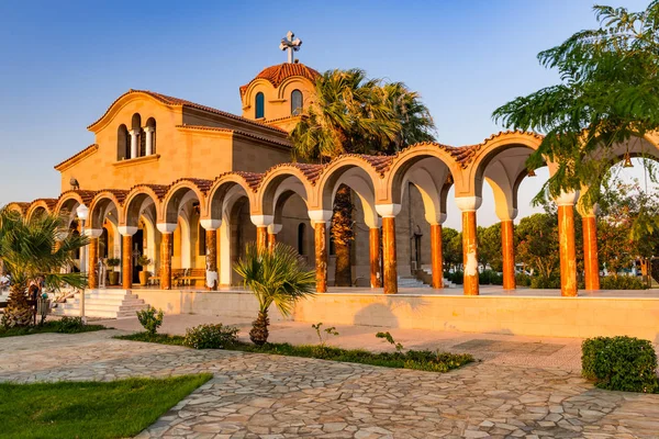 Iglesia Ortodoxa San Nectarios en Faliraki, Grecia, Rhodos Isla — Foto de Stock