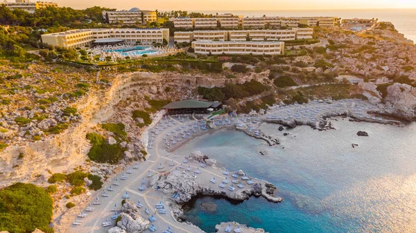 Hotel di lusso Resort con piscina e spiaggia situato a Clif — Foto Stock