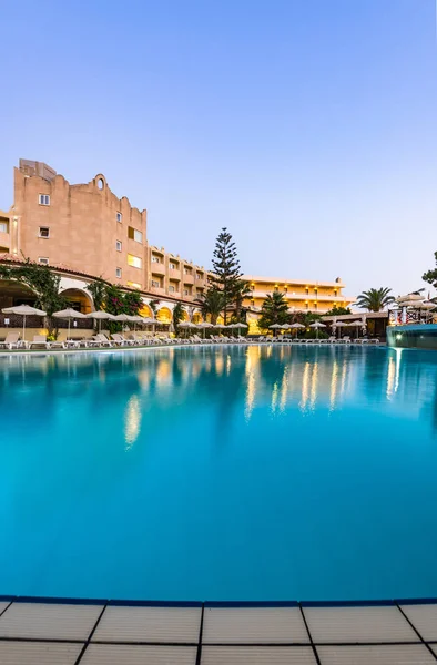 Hotel di lusso Resort con piscina Sondaggio illuminato all'alba — Foto Stock