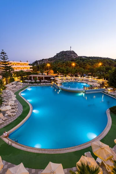 Hotel di lusso Resort con piscina Sondaggio illuminato all'alba — Foto Stock