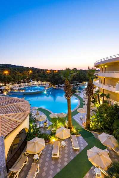 Hotel di lusso Resort con piscina Sondaggio illuminato all'alba — Foto Stock