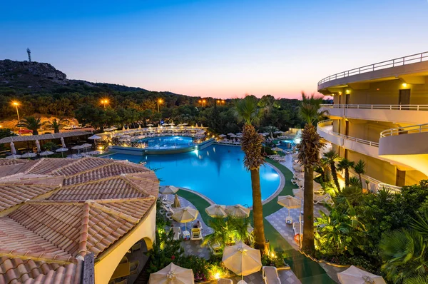 Hotel di lusso Resort con piscina Sondaggio illuminato all'alba — Foto Stock