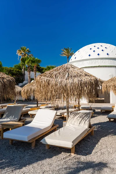 Розкішні стільці і парасольки на пляжі Каліфея, Родос, Греція — стокове фото