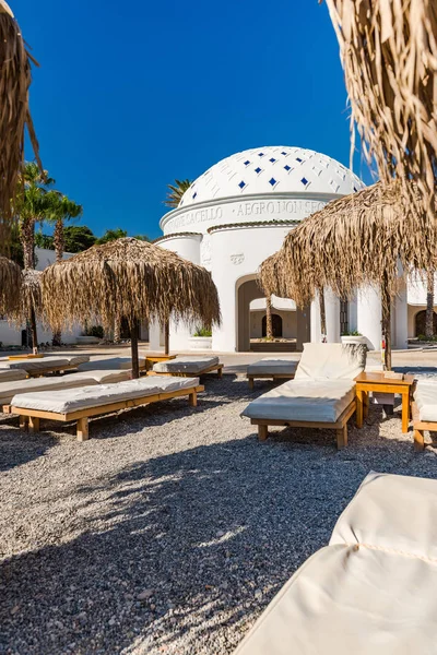 Розкішні стільці і парасольки на пляжі Каліфея, Родос, Греція — стокове фото