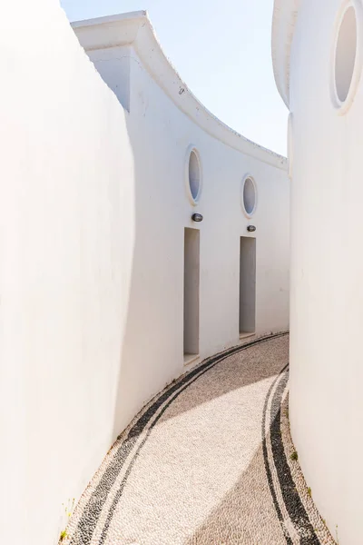 Białe ściany i kamyki, typowa grecka architektura — Zdjęcie stockowe