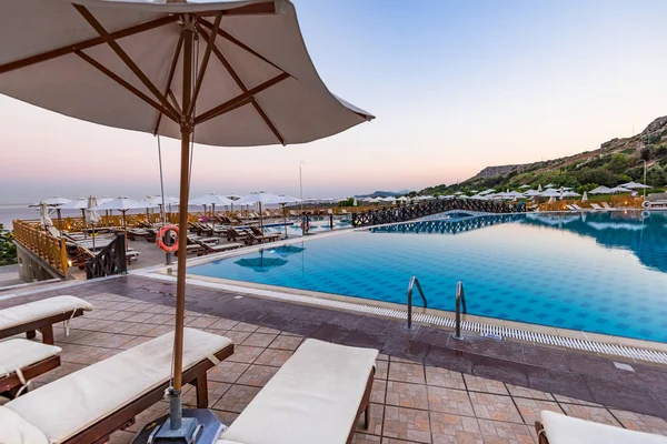 Розслаблююча опитування в готельному курорті на світанку, острові Родос, Греція — стокове фото