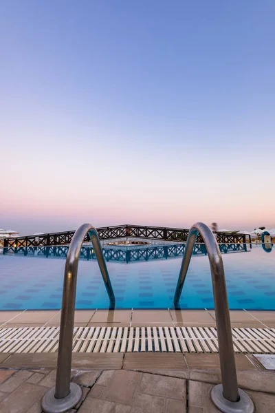 Вхід до Swiming басейн в готелі, Sunrise Blue Hour, Rho — стокове фото