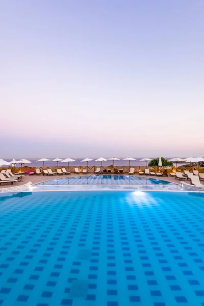 Piscina di lusso all'alba all'Hotel Resort, Rodi, Grecia — Foto Stock