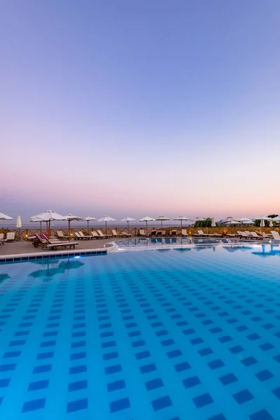 Piscina di lusso all'alba all'Hotel Resort, Rodi, Grecia — Foto Stock