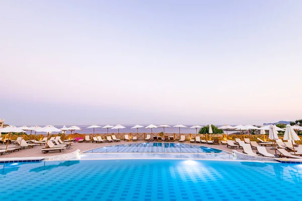 Piscine de luxe au lever du soleil à l'hôtel Resort, Rhodes, Grèce — Photo