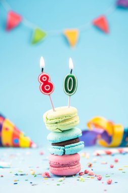 Renkli Macaroons mum ile 80 Doğum Günü Kartı 80