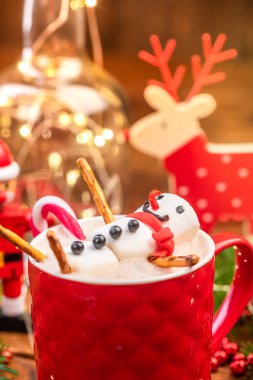 Kırmızı Festive Kupası Sıcak Çikolata Marshmallow Snowman Erime
