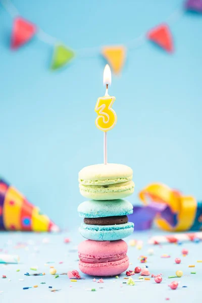 Terceiro Cartão de Aniversário com Vela em Macaroons Coloridos e Sp — Fotografia de Stock