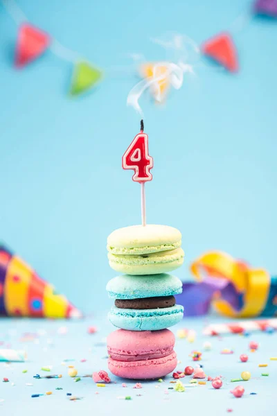 Quarto cartão de aniversário 4 com vela soprada em Maca colorida — Fotografia de Stock