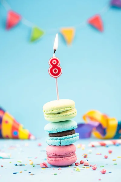 Восьмой день рождения с свечой в разноцветных макаронах и S — стоковое фото