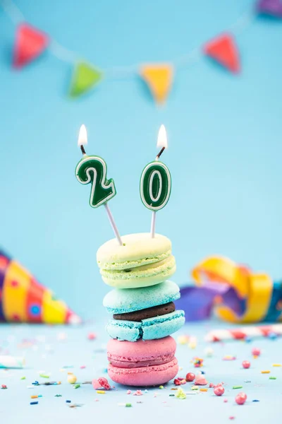 Vigésimo 20o cartão de aniversário com vela em Macaroons coloridos a — Fotografia de Stock