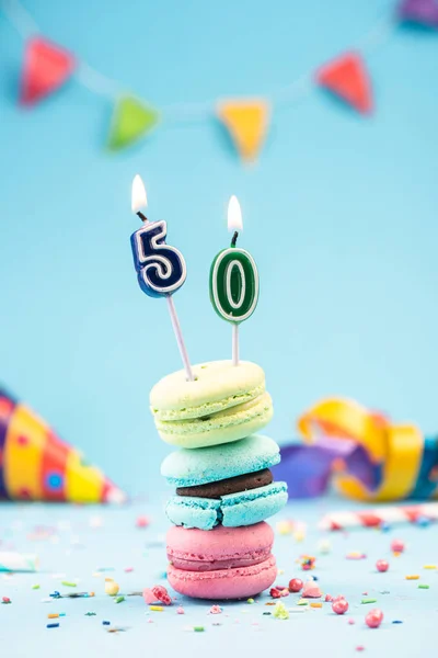 Cinquagésimo 50o cartão de aniversário com vela em Macaroons coloridos e — Fotografia de Stock