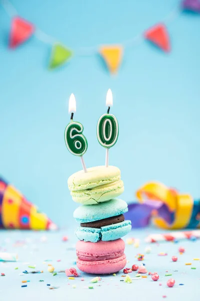 Sessenta e 60 Cartão de Aniversário com Vela em Macaroons coloridos e — Fotografia de Stock