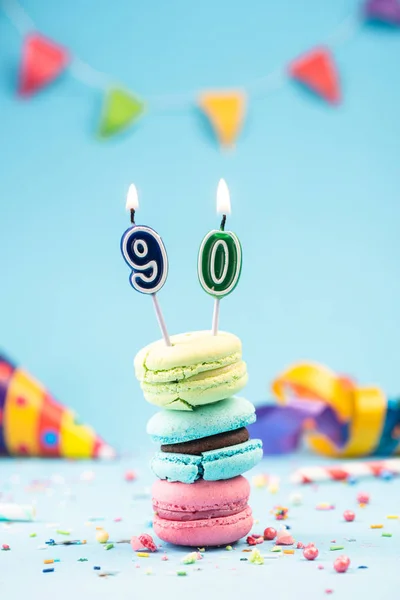 Noventa 90 Tarjeta de Cumpleaños con Vela en Macarrones Coloridos a — Foto de Stock
