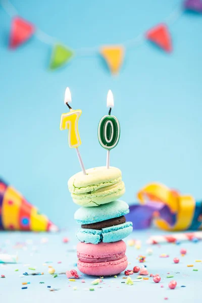 Setenta 70 Tarjeta de Cumpleaños con Vela en Macarrones Coloridos — Foto de Stock