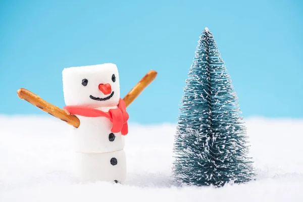 Счастливый забавный Снеговик играет в снежки по рождественской сказке — стоковое фото