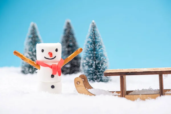 Marshmallow Funny Snowman Play in Snow. Festive Christmas Creati — Stock Photo, Image