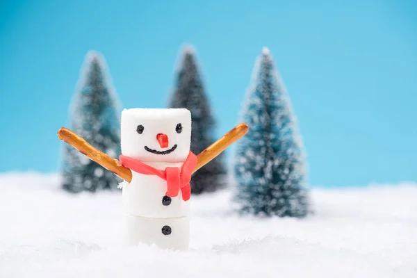 Маршмэллоу Веселый Снеговик играет в снегу. Праздничное Рождество Creati — стоковое фото