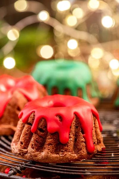 Torta di Natale con decorazioni di zucchero festivo sulla tavola di Natale — Foto Stock