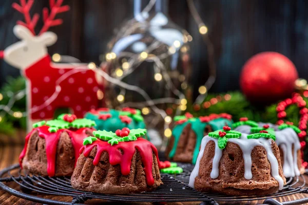 Bolo de pudim de Natal em decoração festiva na mesa de Natal — Fotografia de Stock