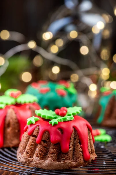 Bolo de Natal com decorações festivas de açúcar na mesa de Natal — Fotografia de Stock