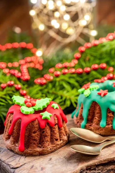 Bolo de pudim de Natal em decoração festiva na mesa de Natal — Fotografia de Stock