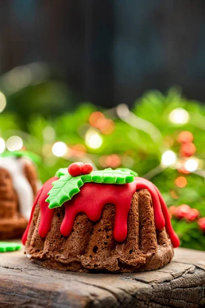 お祝いのテーブルにアイシングで飾られた自家製のクリスマスケーキ — ストック写真