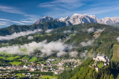 Avusturya 'daki Hohenwerfen Kalesi Hilltop' ta Sis Kaplayan Villa ile