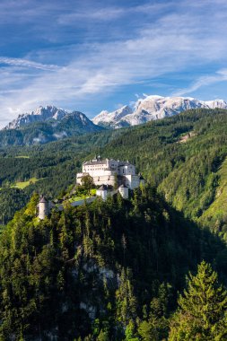 Avusturya 'daki güzel Hohenwerfen Şatosu Alpli Rocky Hill' de 