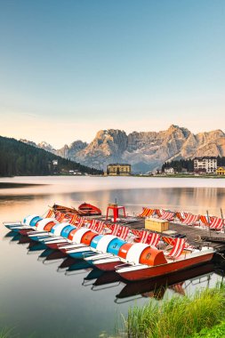 İtalyan Dolomitleri 'ndeki Misurina Gölü' nde güzel renkli tekneler.