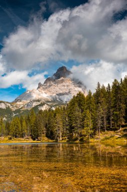 Antorno Gölü 'nden Görkemli Tre Cime Di Lavaredo Dağı , 