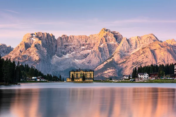 Montañas de Dolomitas Brillantes Picos al Amanecer sobre el Lago Misurina — Foto de Stock