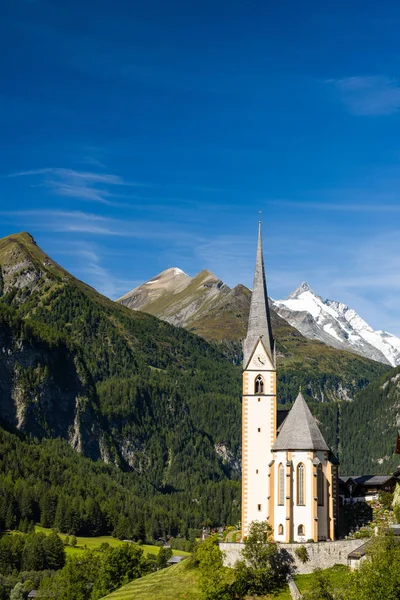 Avusturya Köyü 'ndeki Pitcuresqe Kilisesi. Bac 'taki Yüksek Alpler Dağları Telifsiz Stok Imajlar
