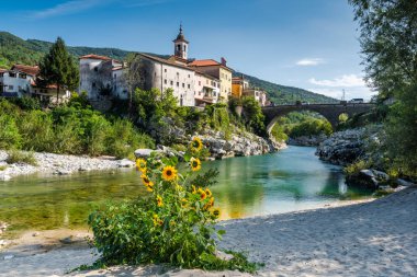 Slovenya 'nın Renkli Kanal Ob Soci kasabası. So 'daki küçük köy.
