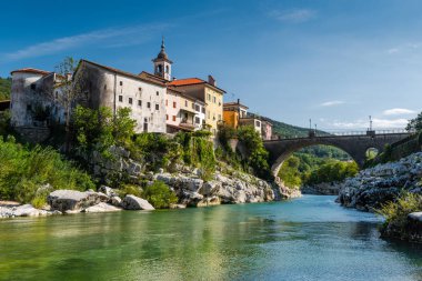Slovenya 'nın Renkli Kanal Ob Soci kasabası. So 'daki küçük köy.