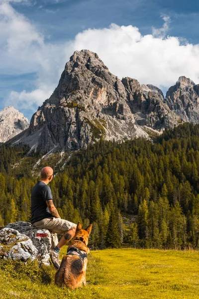 Hombre de aventura sentado en la roca en el ensayo de senderismo con Best Freind D — Foto de Stock