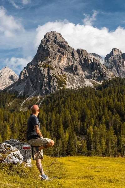Hombre Aventura Sentado en Rock después de Solo Senderismo Dolomitas Monte — Foto de Stock