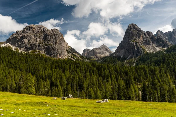 Tre Cime di Lavar附近的蒂罗尔白云石峰全景 — 图库照片