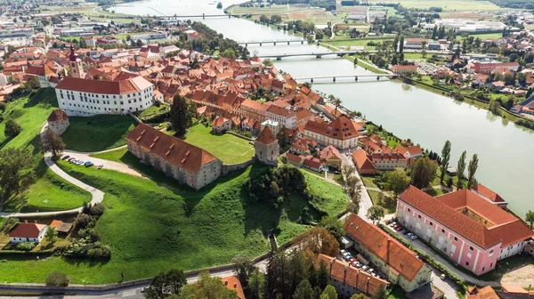 Ptuj Grad in Slovenia, Historic Old Town and Castle. Aerial Dron — ストック写真