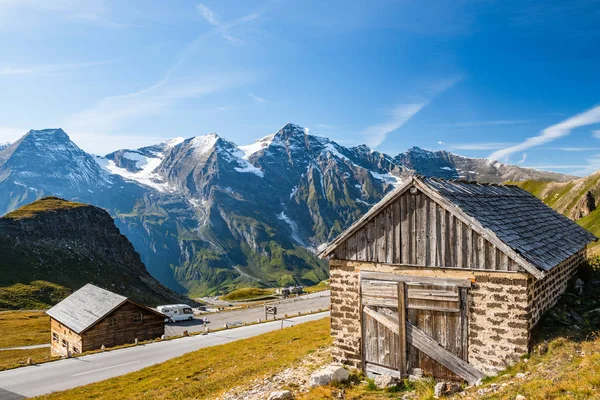 Cabaña de madera en High Alpine Road con montañas en el fondo, Aus — Foto de Stock