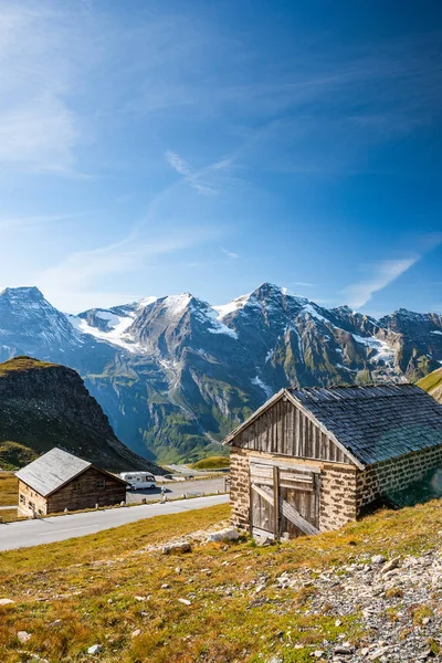 Wooden Hut at High Alpine Road with Mountains in Background, Aus — стокове фото