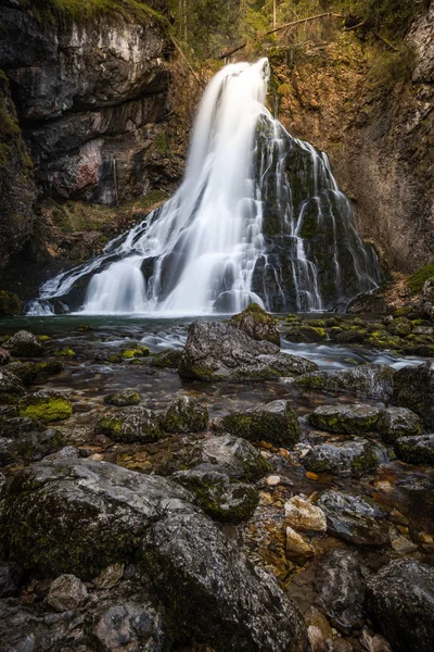 Gollender Wasserfall im natürlichen Herbstlicht. Österreich. — Stockfoto