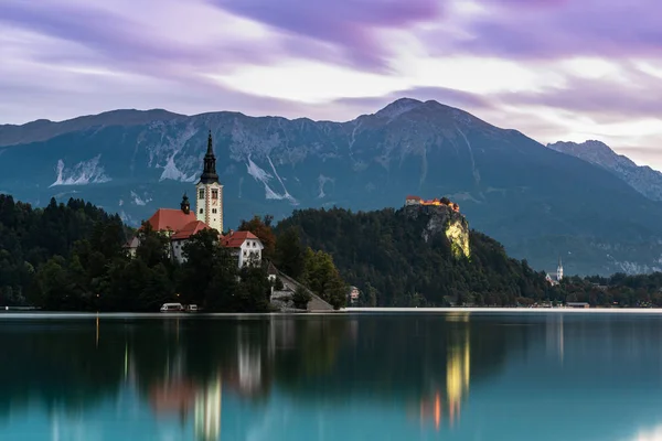Famoso Lago Bled na Eslovênia com Igreja na Ilha. Exposul longo — Fotografia de Stock